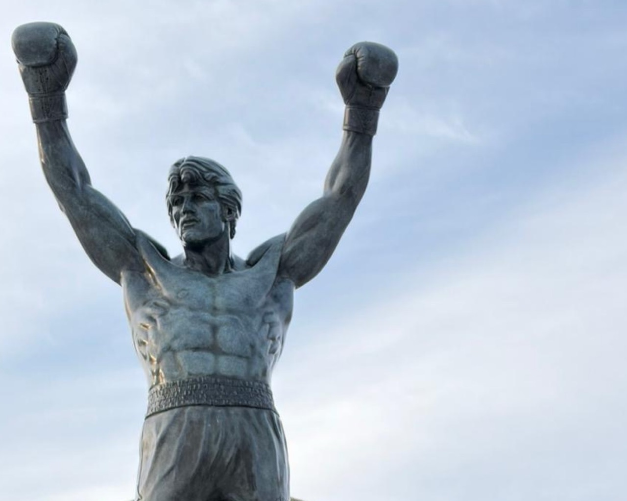🥊 Resistencia también es saber desconectar: Lecciones de Salud Mental desde los Rocky Steps 🏛️